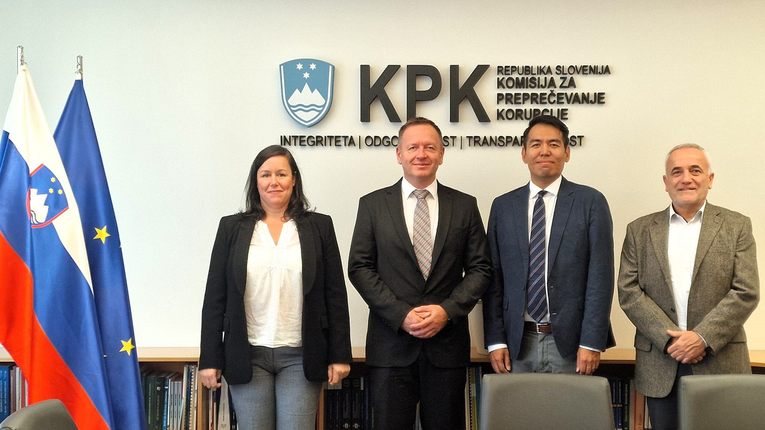 Z leve: Barbara Fürst in predsednik Komisije dr. Robert Šumi ter Paul Estrada in Gregor Domadenik z ameriškega veleposlaništva