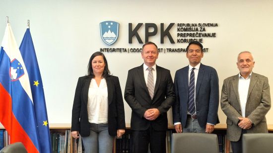 Z leve: Barbara Fürst in predsednik Komisije dr. Robert Šumi ter Paul Estrada in Gregor Domadenik z ameriškega veleposlaništva