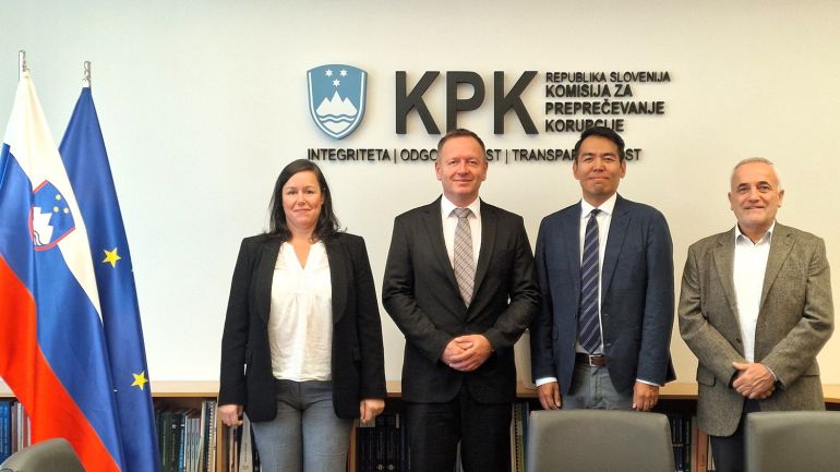 Z leve: Barbara Fürst in predsednik Komisije dr. Robert Šumi ter Paul Estrada in Gregor Domadenik z ameriškega veleposlaništva