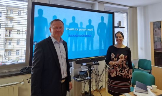 Dr. Robert Šumi in generalna državna odvetnica dr. Ana Kerševan ob zaključku usposabljanja