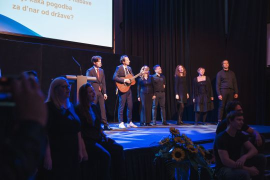 Tilen Artač, Robert Petan in pevski zbor Tukan in Zmaj