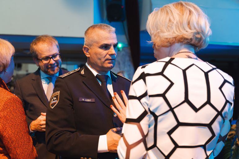 Predsednik Ustavnega sodišča Republike Slovenije dr. Matej Accetto, direktor Policije mag. Senad Jušić in predsednica Državnega zbora RS mag. Urška Klakočar Zupančič