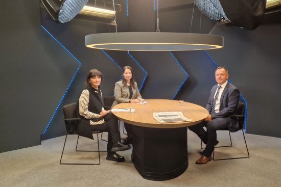 Predsednik Komisije dr. Robert Šumi med gostovanjem v Delovem podkastu
