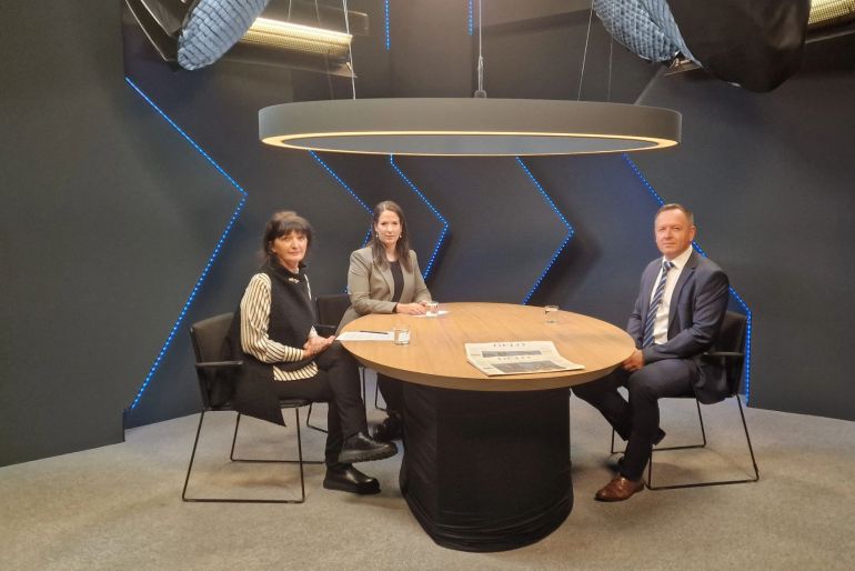 Predsednik Komisije dr. Robert Šumi med gostovanjem v Delovem podkastu