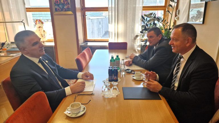 Predsednik ZDOPS Marko Lotrič ter predsednik Komisije dr. Robert Šumi in vodja Kabineta Komisije Rado Jože Kerč