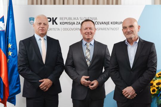Predsednik Komisije dr. Robert Šumi v družbi nekdanjega predsednika Komisije Draga Kosa in direktorja Urada za preprečevanje korupcije Boštjana Penka