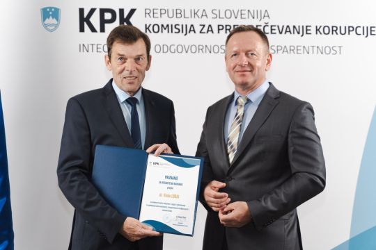 Prejemnik posebnega priznanja za integritetno ravnanje dr. Vinko Logaj in predsednik Komisije dr. Robert Šumi
