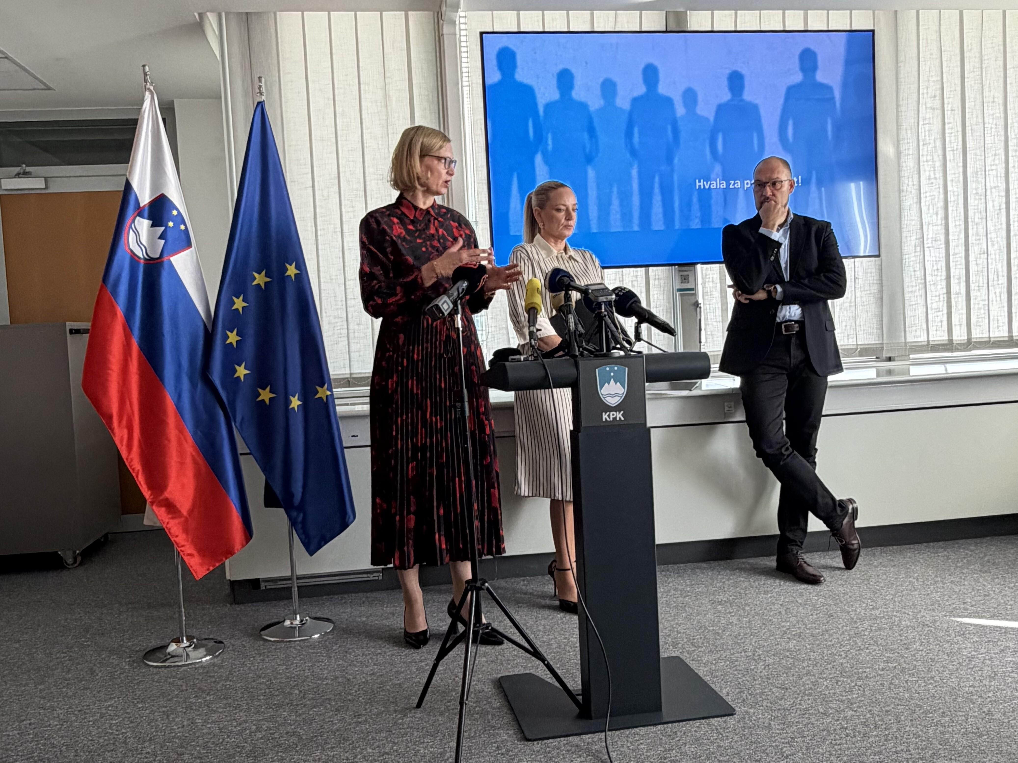 »Podatki za pretekle kampanje kažejo, da lahko donatorji več kot 90 odstotkov nakazil ostanejo javnosti skriti, s tem pa tudi njihovi morebitni interesi,« je ponazorila namestnica predsednice Komisije Tina Divjak.