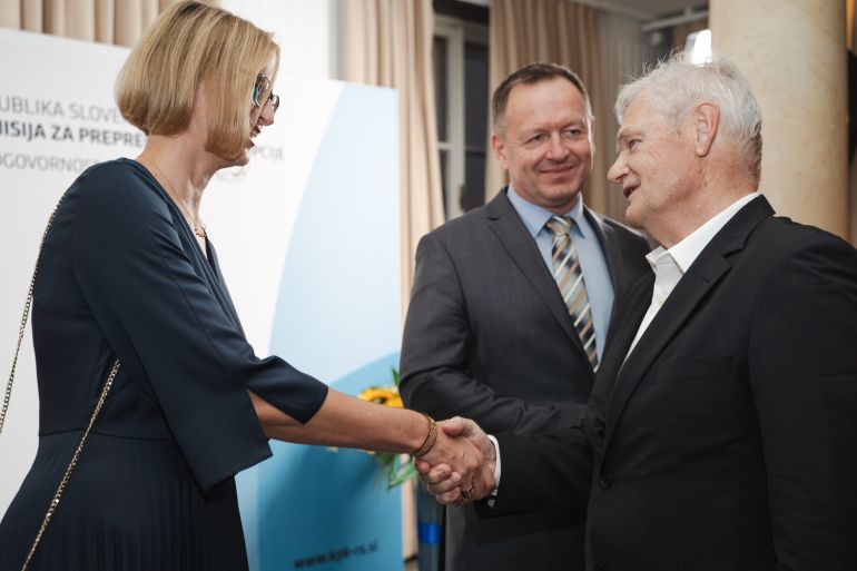 Predsednik Komisije dr. Robert Šumi, namestnica predsednika Tina Divjak in nekdanji predsednik Komisije Boris Štefanec