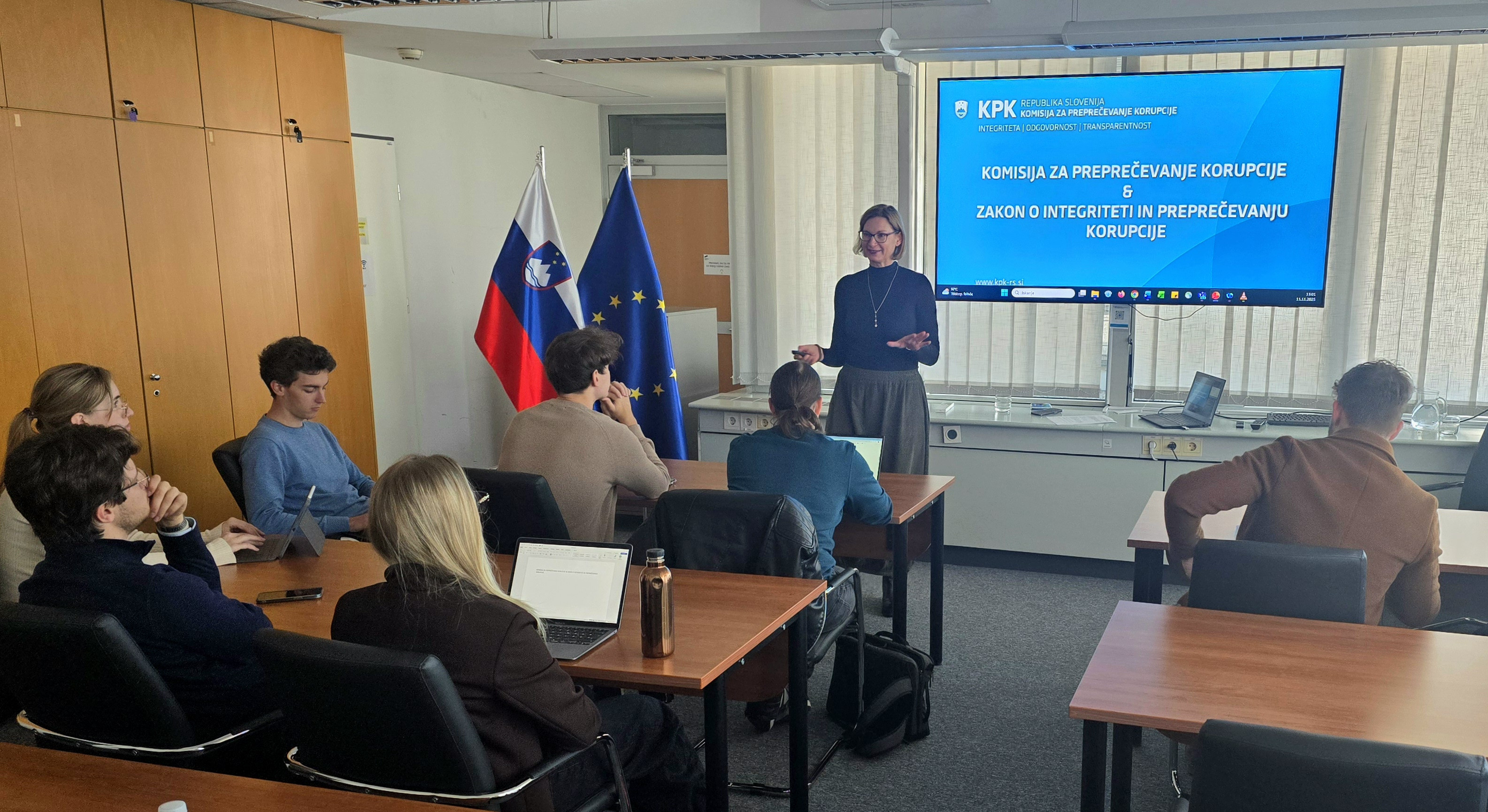 Namestnica predsednika Komisije Tina Divjak je študentom Pravne fakultete predstavila delo Komisije.