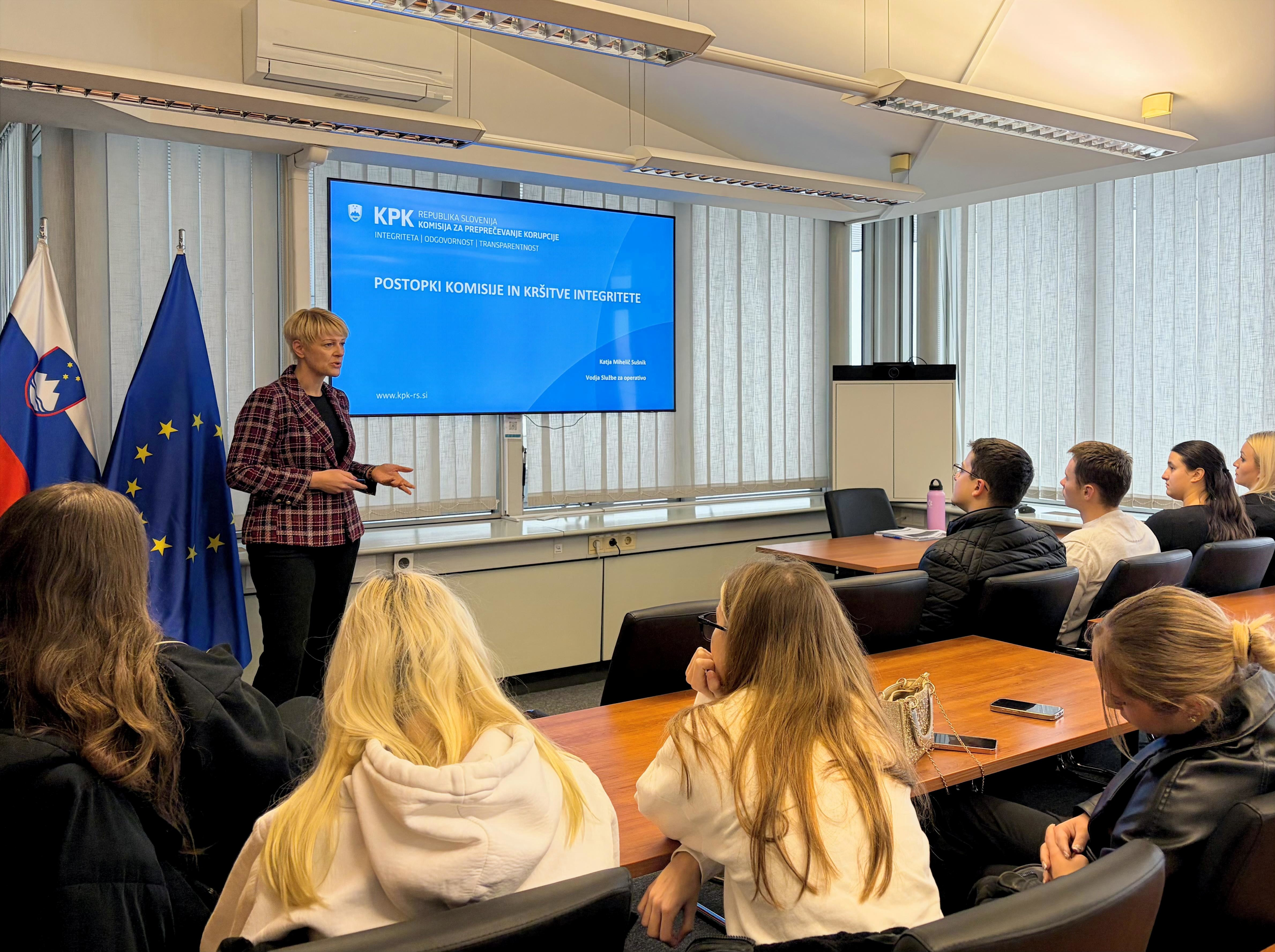 Katja Mihelič Sušnik, vodja Službe za operativo, je študentom predstavila pristojnosti Komisije in njene postopke.