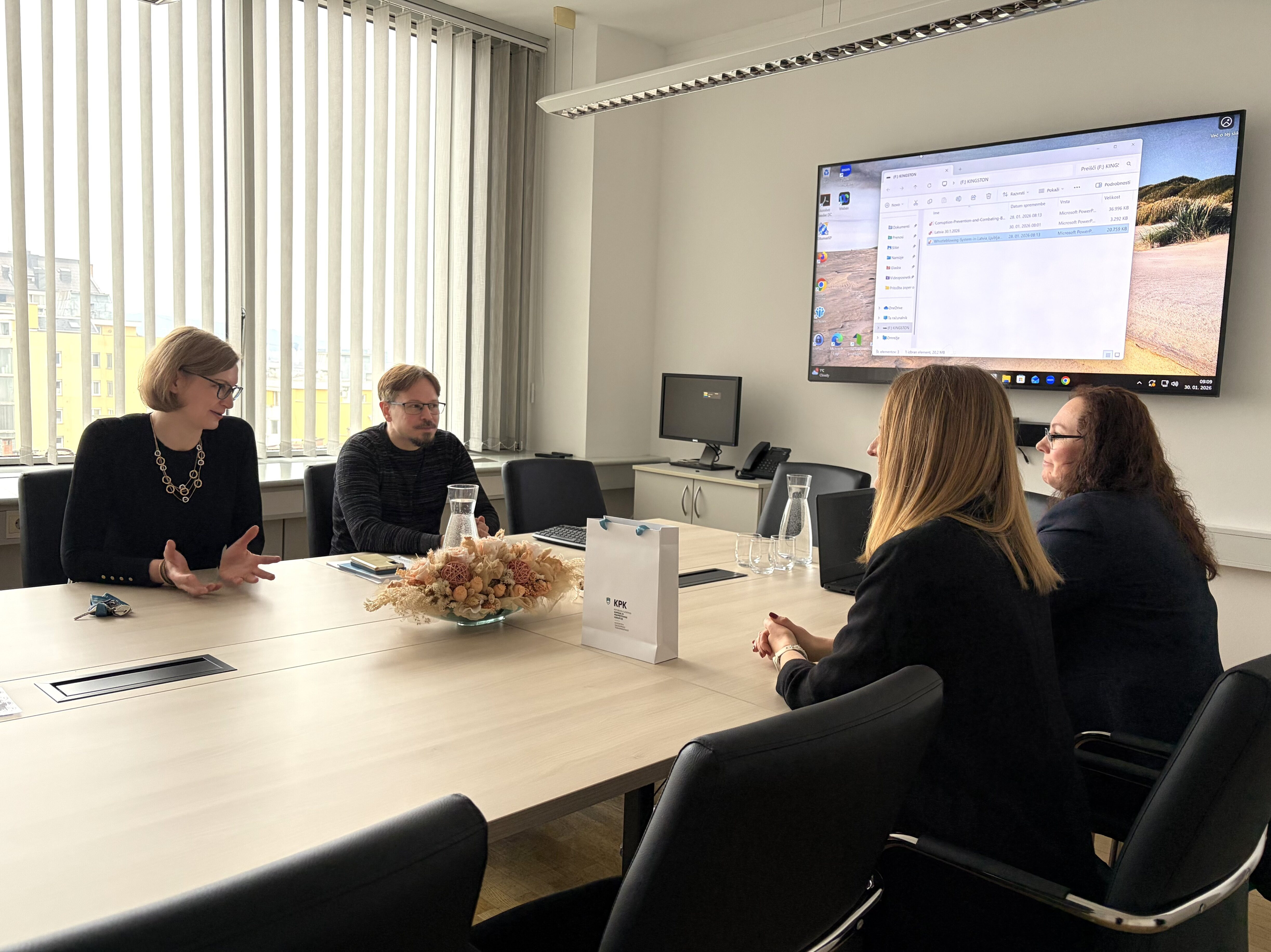 Latvijske kolege sta namestnica predsednika Komisije in vodja Centra za zaščito prijaviteljev seznanila z mehanizmi zaščite prijaviteljev v Sloveniji, vključno s pravnimi okvirji, operativnimi pristopi in dobrimi praksami pri izvajanju ureditve, ki omogoča varno prijavo sumov korupcije in drugih nepravilnosti.