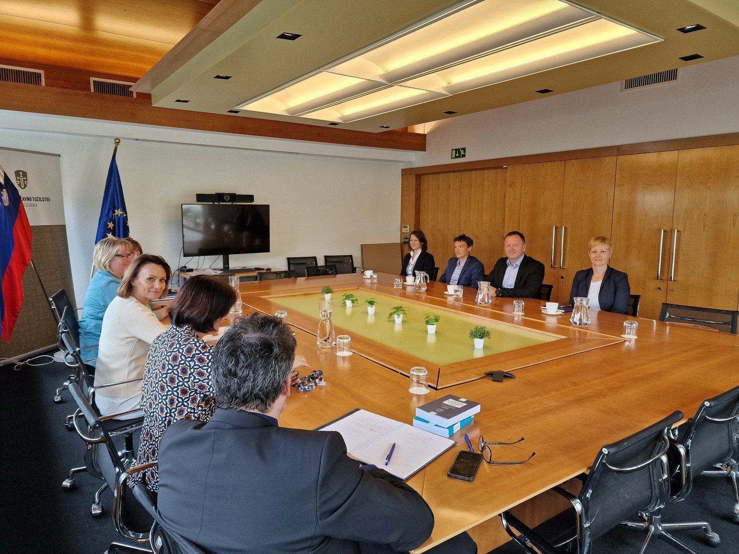 Delovno srečanje predstavnikov Komisije na Vrhovnem državnem tožilstvu. Foto: VDT.