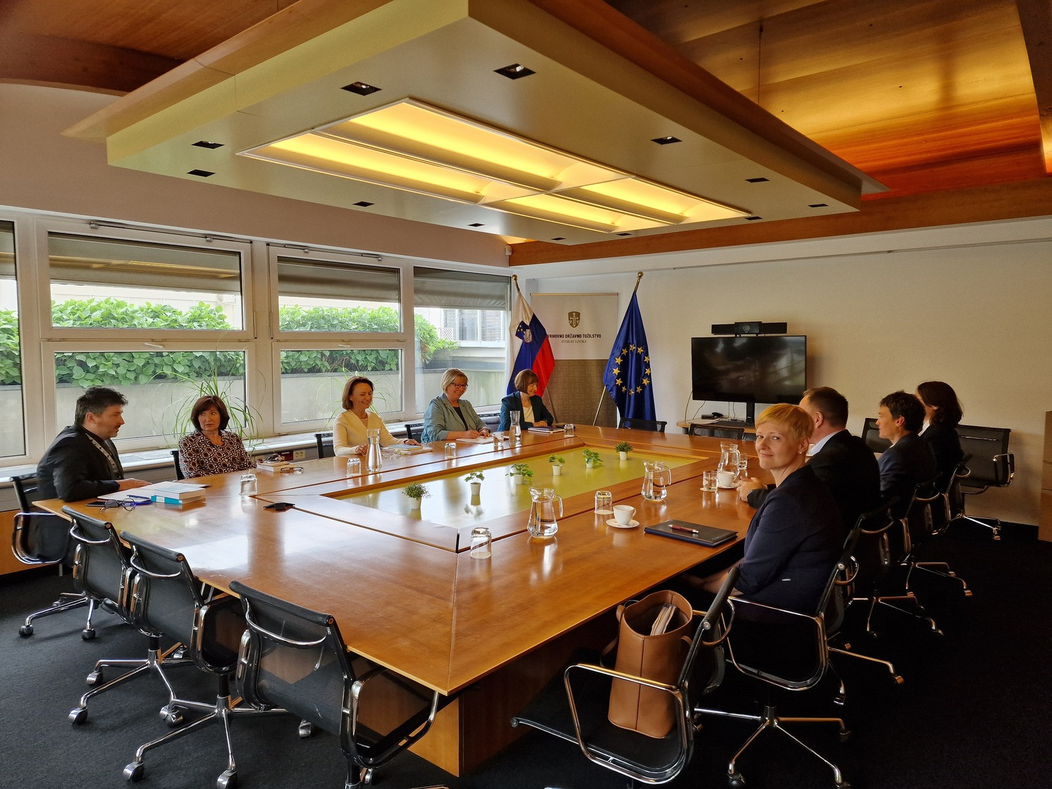 Delovno srečanje predstavnikov Komisije na Vrhovnem državnem tožilstvu. Foto: VDT.