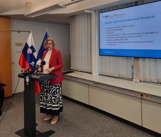 Namestnica predsednika Komisije Tina Divjak med predstavitvijo na novinarski konferenci