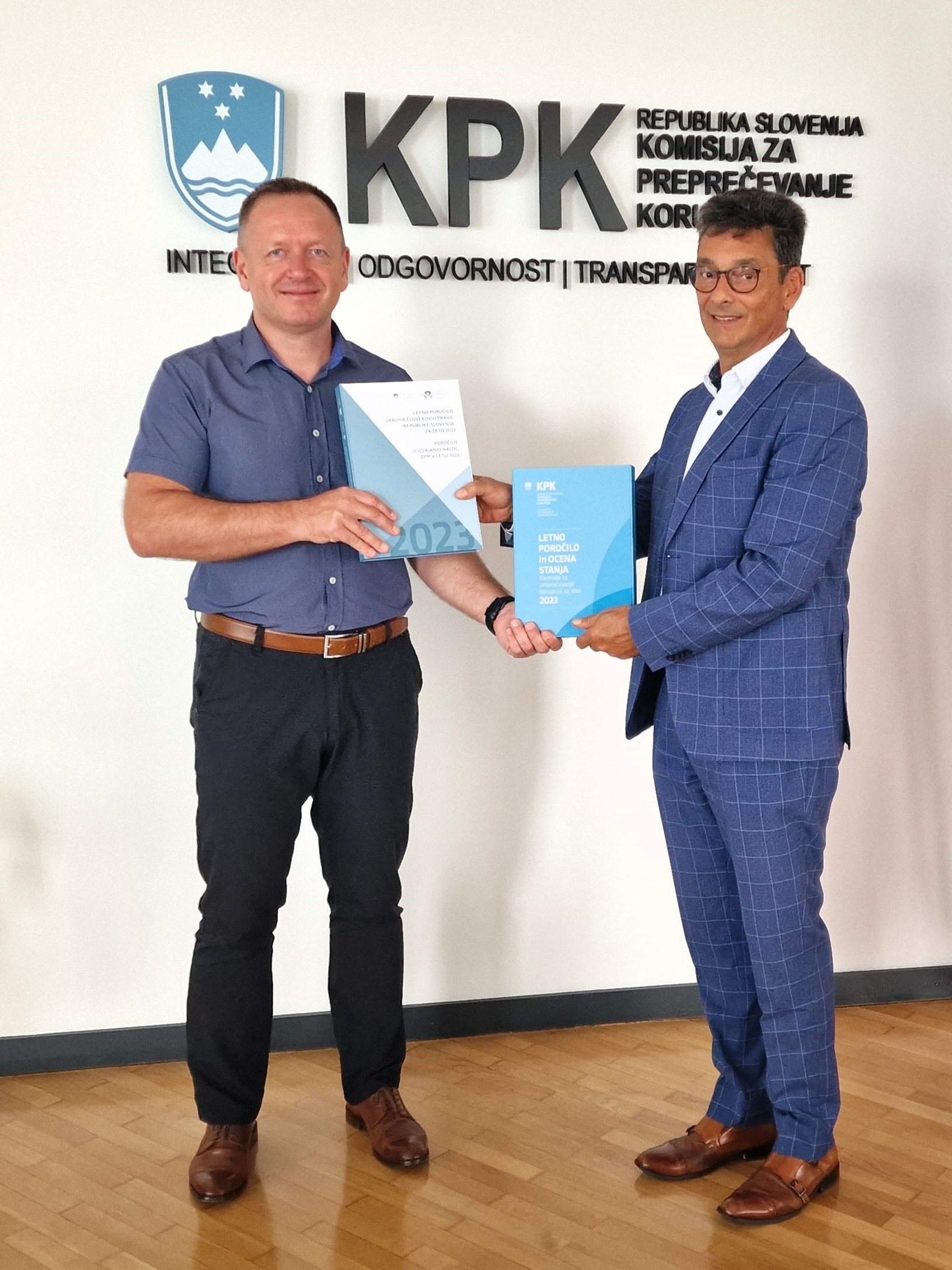 Predsednik Komisije dr. Robert Šumi in Varuh človekovih pravic Peter Svetina med predajo letnih poročil za leto 2023