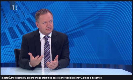 Predsednik Komisije dr. Robert Šumi med gostovanjem v Odmevih (zajem zaslona RTV Slovenija)
