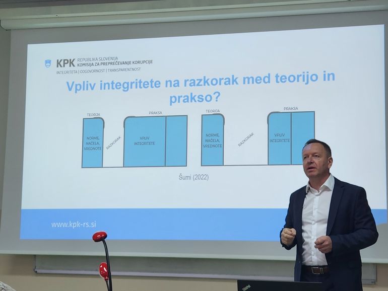 dr. Robert Šumi med usposabljanjem (foto: Luka Koper)