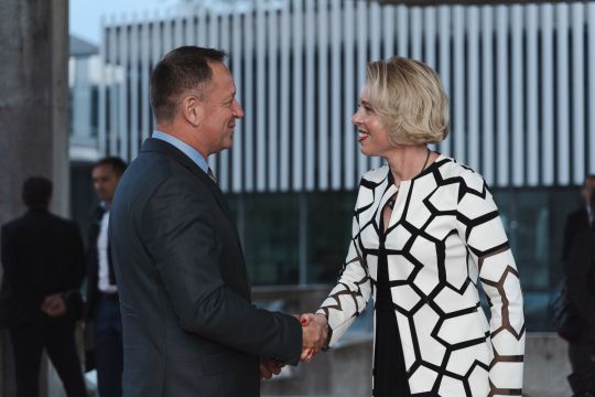 Predsednik Komisije dr. Robert Šumi in predsednica Državnega zbora RS mag. Urška Klakočar Zupančič