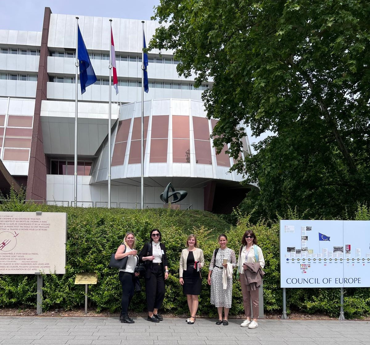 Slovensko delegacijo so sestavljale predstavnice Občine Hrastnik Andreja Šantej, Mestne občine Ljubljana Polona Zupan Klopčič, predstavnice Ministrstva za javno upravo Eva Černigor, Tea Juratovec in Urška Remič (ki ni na fotografiji), ter predstavnica Komisije mag. Vita HAbjan Barborič.