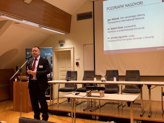 Dr. Robert Šumi med pozdravnim nagovorom