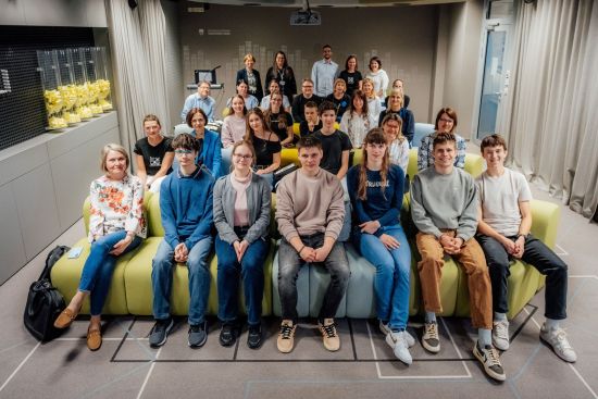 Skupinska fotografija dijakov, mentorjev, žirantov in vodstva SURS z letošnje podelitve nagrad in priznanj najboljšim ekipam na nacionalni ravni statističnih iger – med njimi so tudi tokratne sogovornice SURS Simona Klasinc Rozman (druga vrsta skrajno levo), Mojca Merc in Mateja Oman (skupaj v zadnji vrsti skrajno desno). Foto: SURS