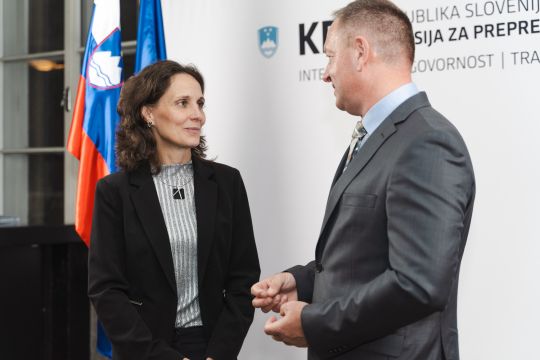 Državna sekretarka mag. Saša Jazbec in predsednik Komisije dr. Robert Šumi