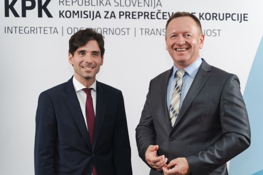 komik, imitator in ambasador integritet Tilen Artač ter predsednik Komisije dr. Robert Šumi