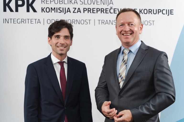 komik, imitator in ambasador integritet Tilen Artač ter predsednik Komisije dr. Robert Šumi