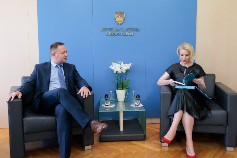 Predsednik Komisije za preprečevanje korupcije dr. Robert Šumi je predsednici Državnega zbora mag. Urška Klakočar Zupančič predal letno poročilo Komisije za leto 2023. Foto: Matija Sušnik