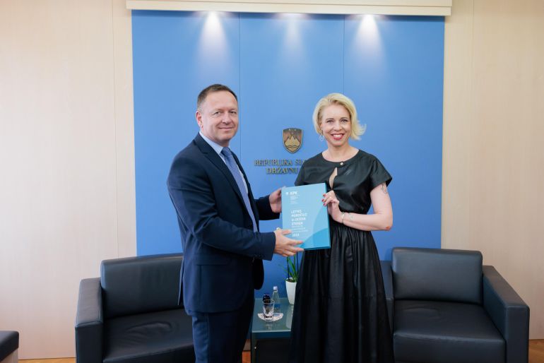 Predsednik Komisije za preprečevanje korupcije dr. Robert Šumi je predsednici Državnega zbora mag. Urška Klakočar Zupančič predal letno poročilo Komisije za leto 2023. Foto: Matija Sušnik