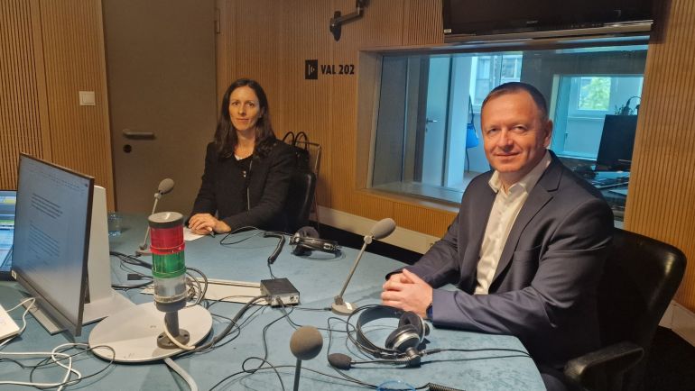 Dr. Neža Kogovšek Šalamon in dr. Robert Šumi med oddajo Vroči mikrofon na Valu 202