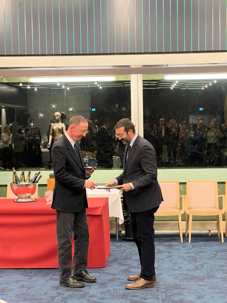 Marin Mrčela od Gianluca Esposita prevzema Pro merito medaljo