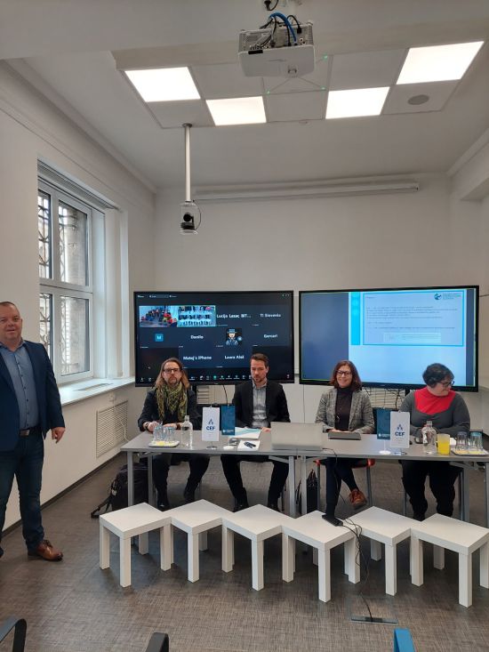 mag. Vita Habjan Barbarič z drugimi udeleženci okrogle mize. Foto: TIS