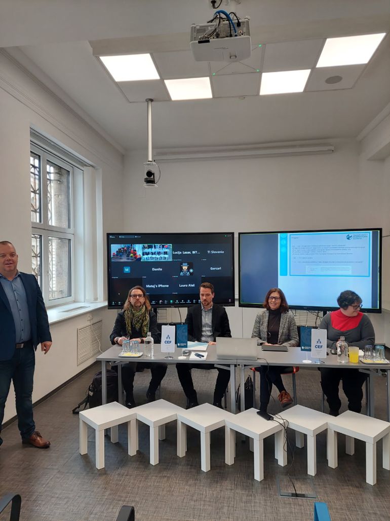mag. Vita Habjan Barbarič z drugimi udeleženci okrogle mize. Foto: TIS