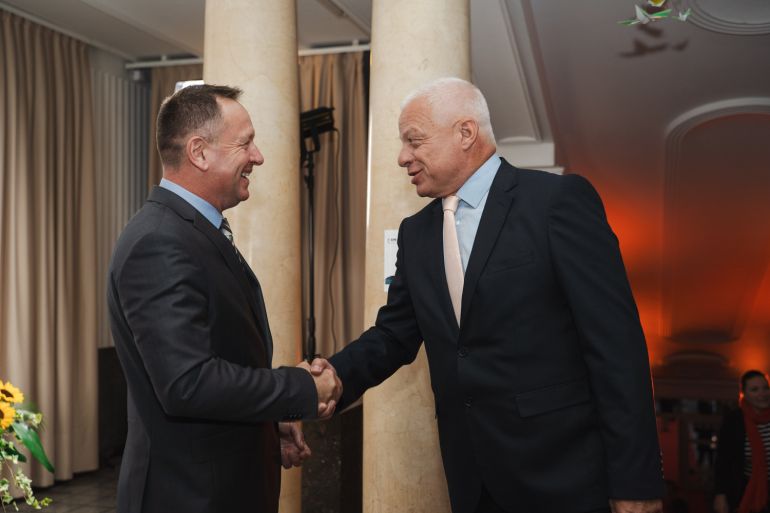 Sedanji in nekdanji predsednik Komisije dr. Robert Šumi in Drago Kos