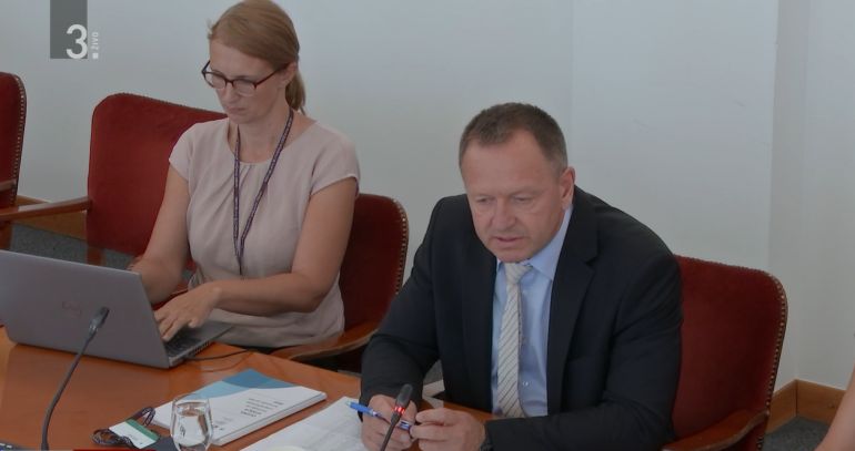 Dr. Šumi med predstavitvijo letnega poročila