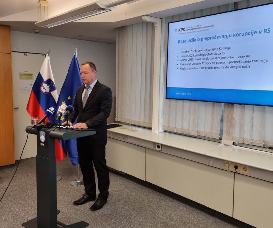 Predsednik Komisije dr. Robert Šumi med predstavitvijo na novinarski konferenci