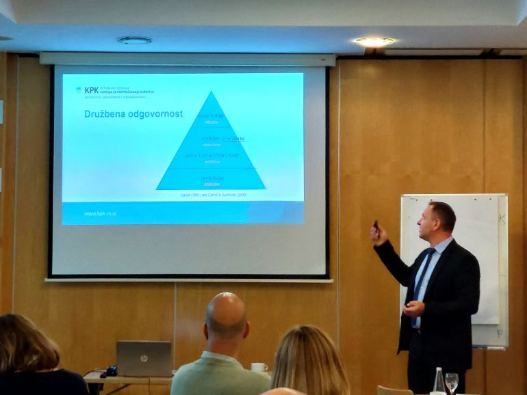 Usposabljanje predsednika Komisije dr. Roberta Šumija na Upravni akademiji. Foto: UA