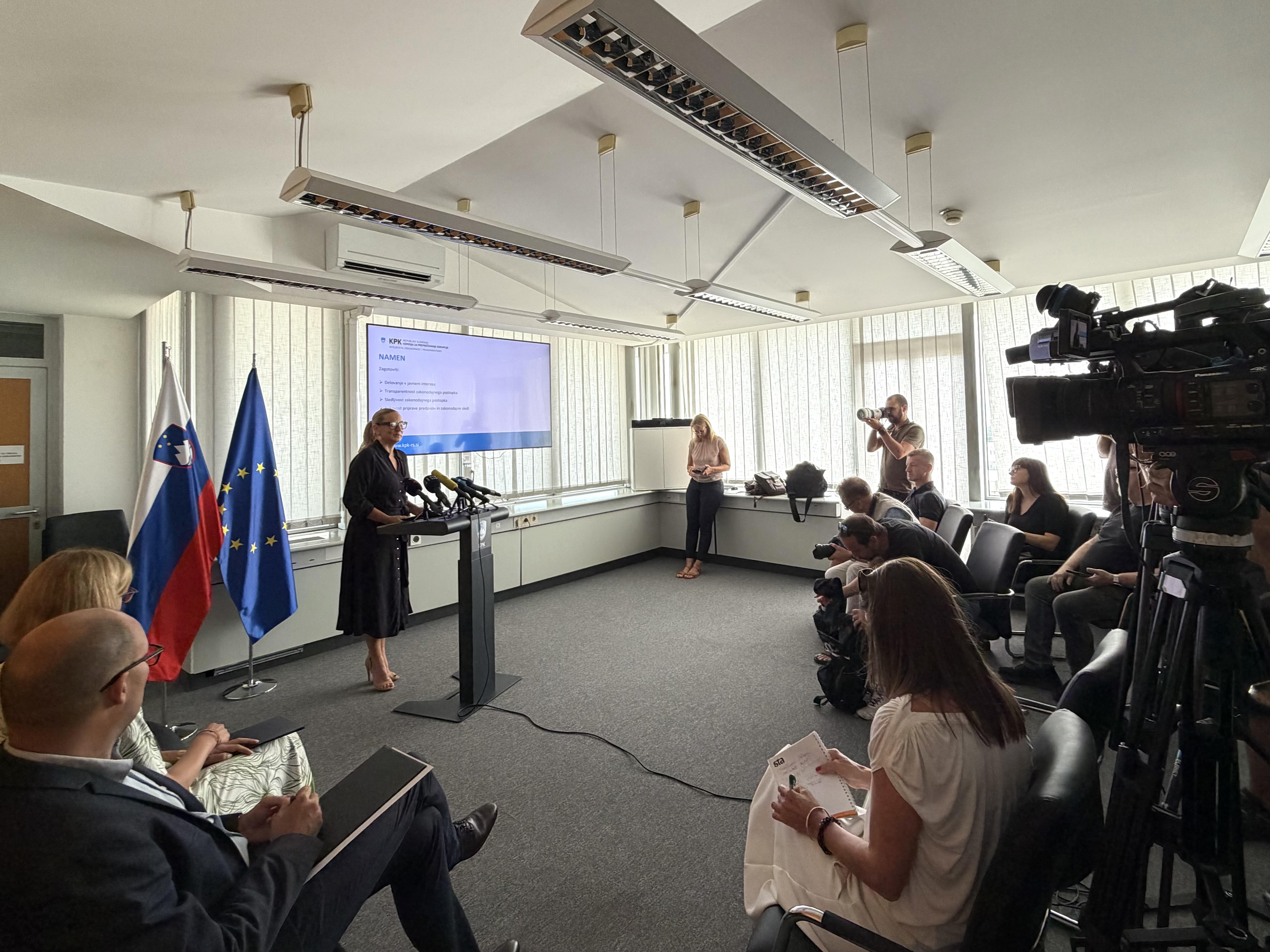 Komisija je priporočila sprejela prejšnji teden in jih danes posredovala Vladi, Državnemu zboru in Državnemu svetu, pri čemer pričakuje odgovor nanje v roku treh mesecev.