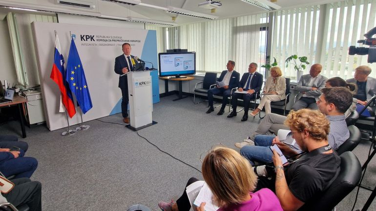 Novinarska konferenca Komisije in gospodarstva