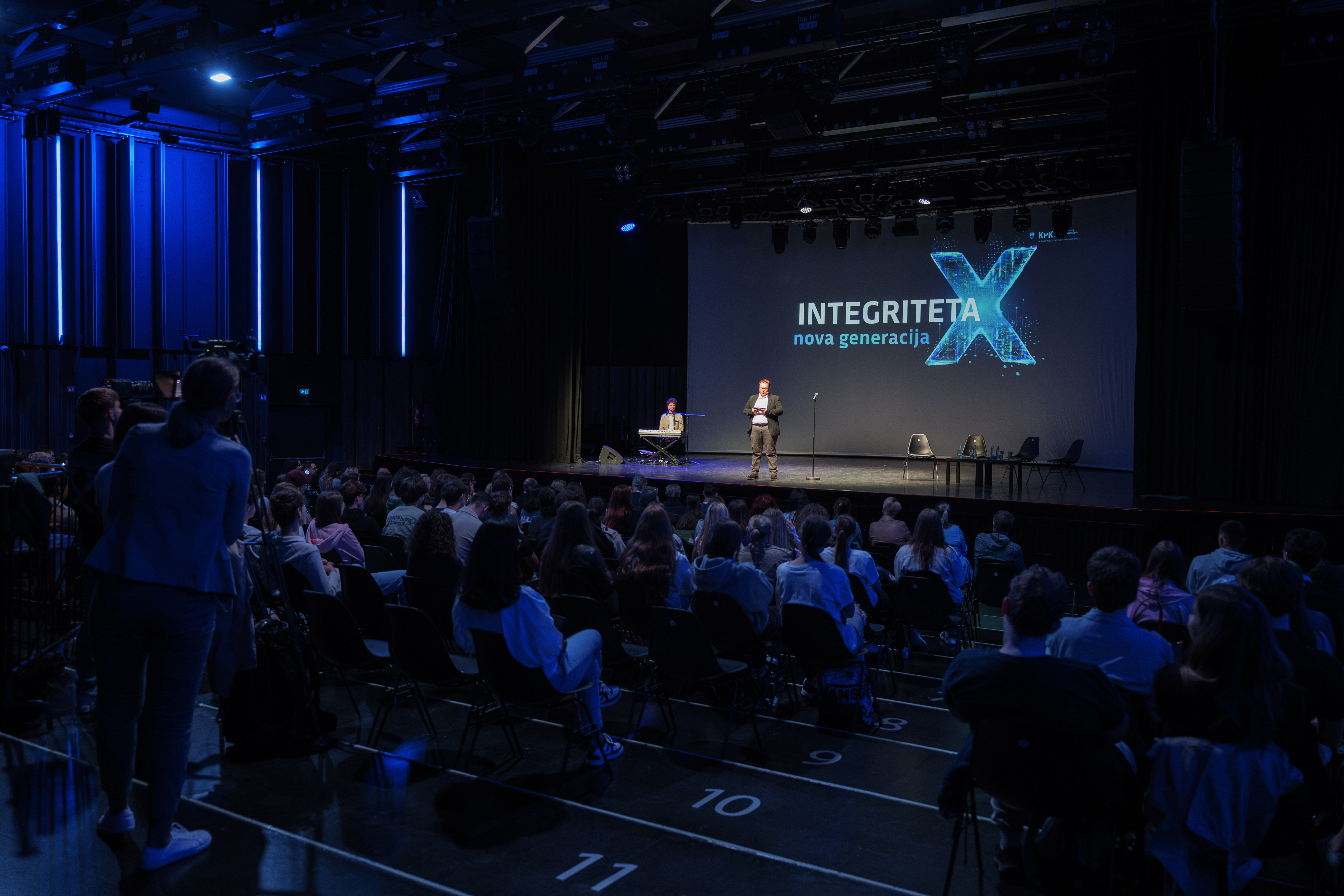 Novega ambasadorja integritete je Komisija letos razkrila na dogodku IntegritetaX: nova generacija, ki je v ljubljanskem Kinu Šiška združil več kot 200 dijakov in študentov.