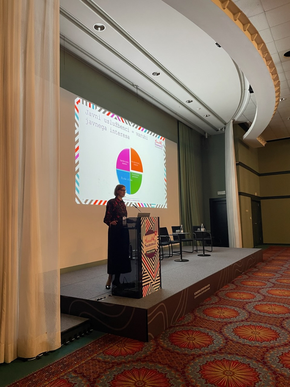 Namestnica predsednice Tina Divjak na Slovenskem kadrovskem kongresu (foto: Planet GV)