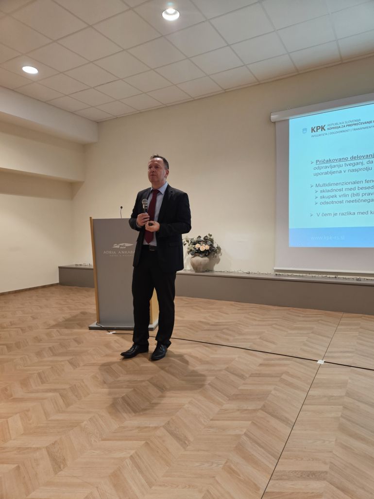 dr. Robert Šumi med nastopom (foto: Tržni inšpektorat RS)
