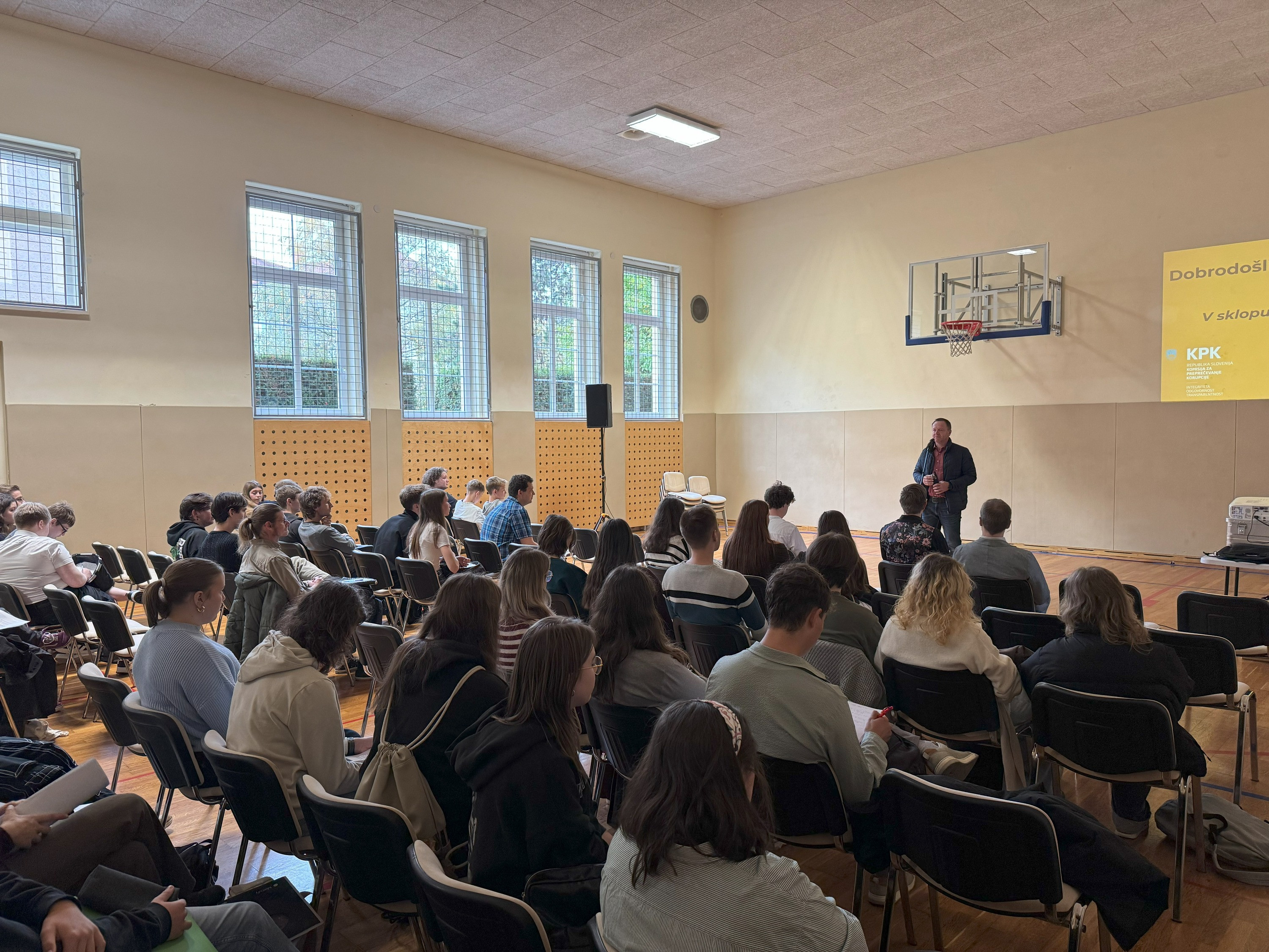 Predsednik Komisije dr. Robert Šumi med uvodnim nagovorom na zaključni debati