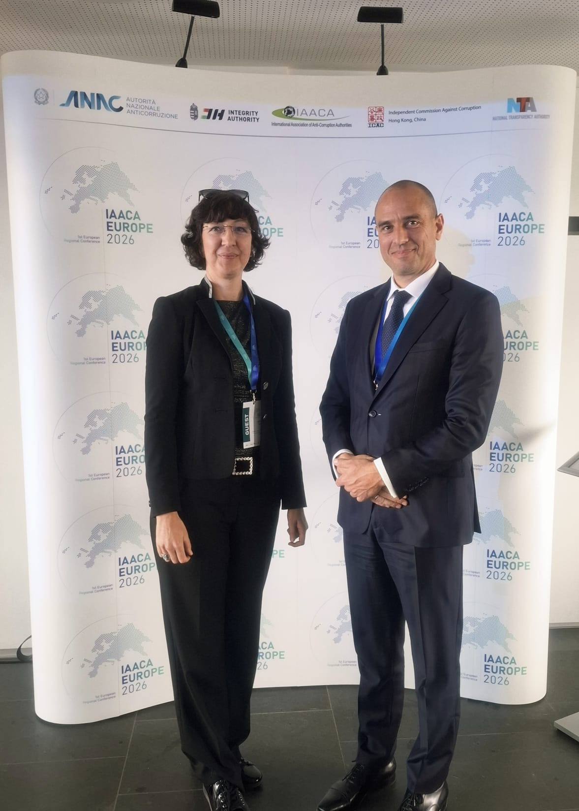 Namestnica veleposlanika Republike Slovenije v Budimpešti Simona Vučak in predsednik madžarskega organa za integriteto Ferenc Pál Biró. Biró se je zahvalil Sloveniji, še posebej Komisiji za preprečevanje korupcije, za podporo in delitev dobrih praks ob vzpostavitvi madžarskega organa za integriteto konec leta 2022. Ob tem je izrazil željo po nadaljnjem sodelovanju s Komisijo tudi pri izmenjavi izkušenj in dobrih praks pri implementaciji nove protikorupcijske direktive EU v nacionalno zakonodajo.