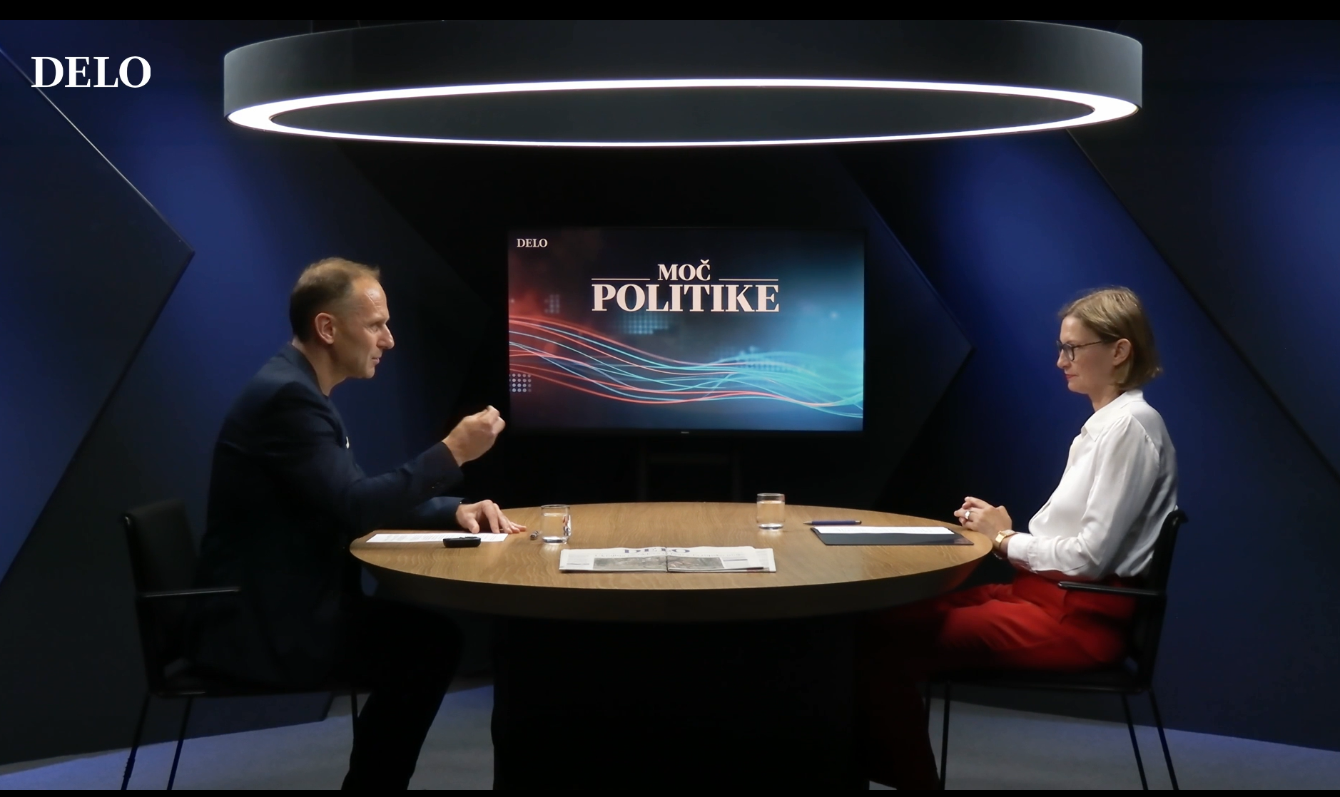 Novinar Dela Uroš Esih in namestnica predsednice Komisije Tina Divjak v Delovem podkastu Moč politike.