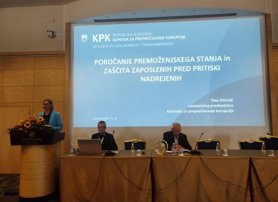 Namestnica predsednice Komisije Tina Divjak na Dnevih javnih naročil 2026