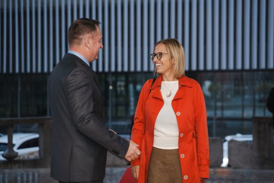 Predsednik Komisije dr. Robert Šumi in ministrica za zdravje dr. Valentina Prevolnik Rupel