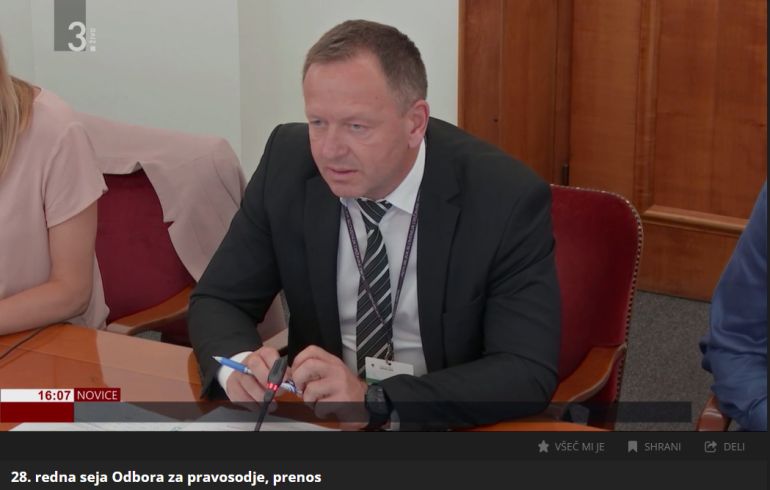 Predsednik Komisije dr. Robert Šumi med sejo